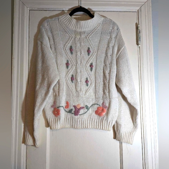 Vintage Sweaters - Vintage cable knit floral sweater